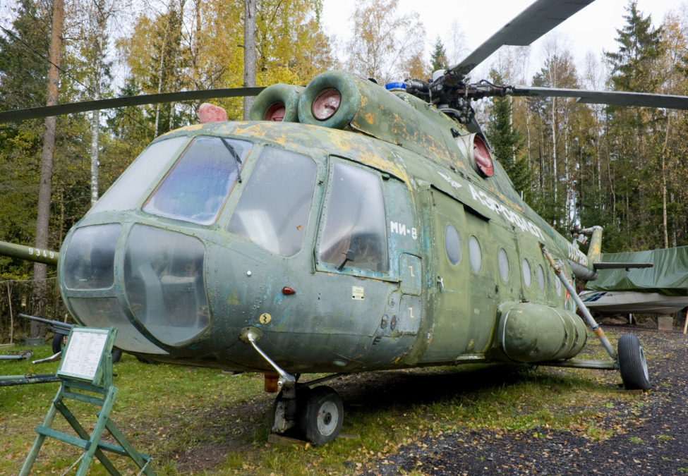 Vihreä helikopteri Torpin Tykit-museossa.